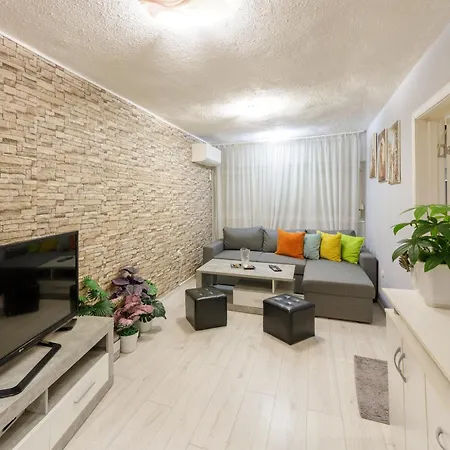 2br Flat Near Sea & Baths